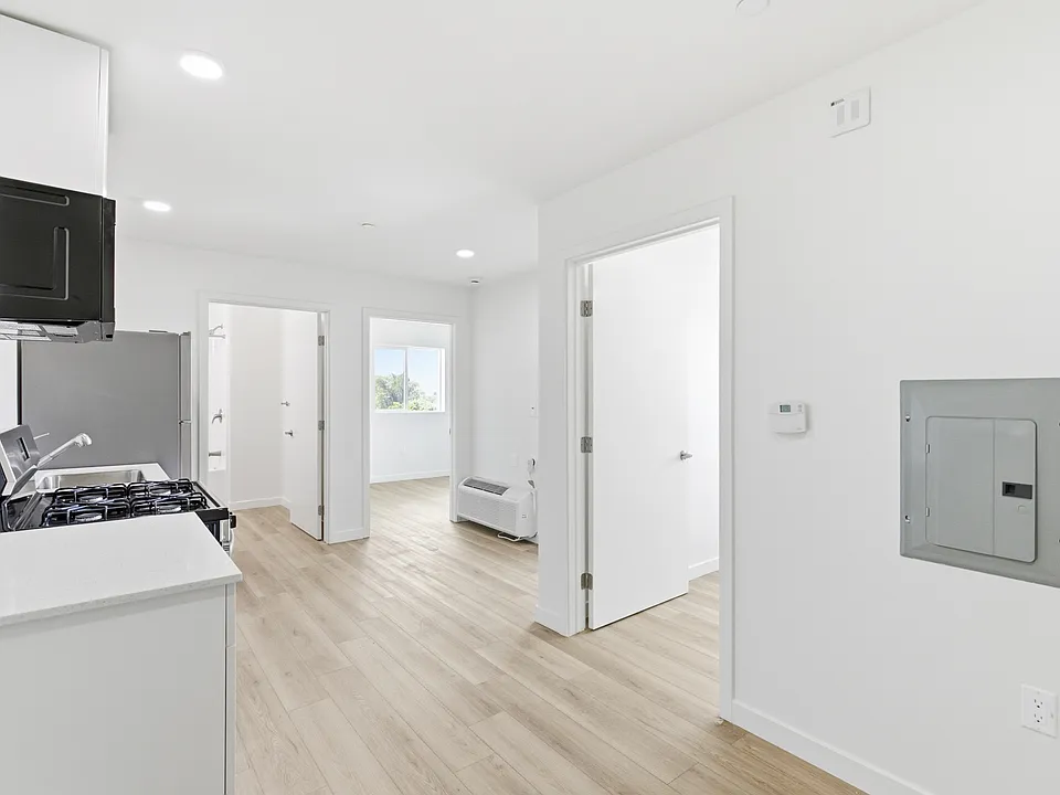 7655 1/2 S San Pedro St #102
