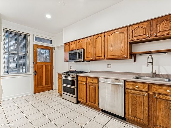 4th image of 1420 W Elmdale Ave #2W
