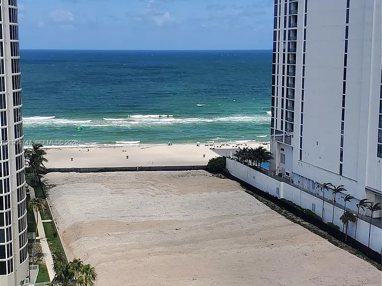 17550 Collins Ave #1402 — Photo 29