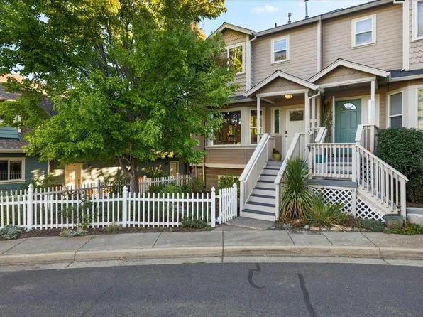 874 Blackberry Ln, Ashland, OR 97520