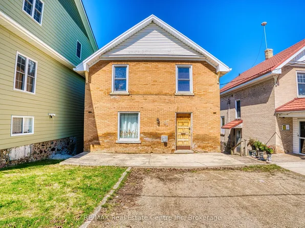 34 Wellington St S, Mapleton, ON N0G 1P0