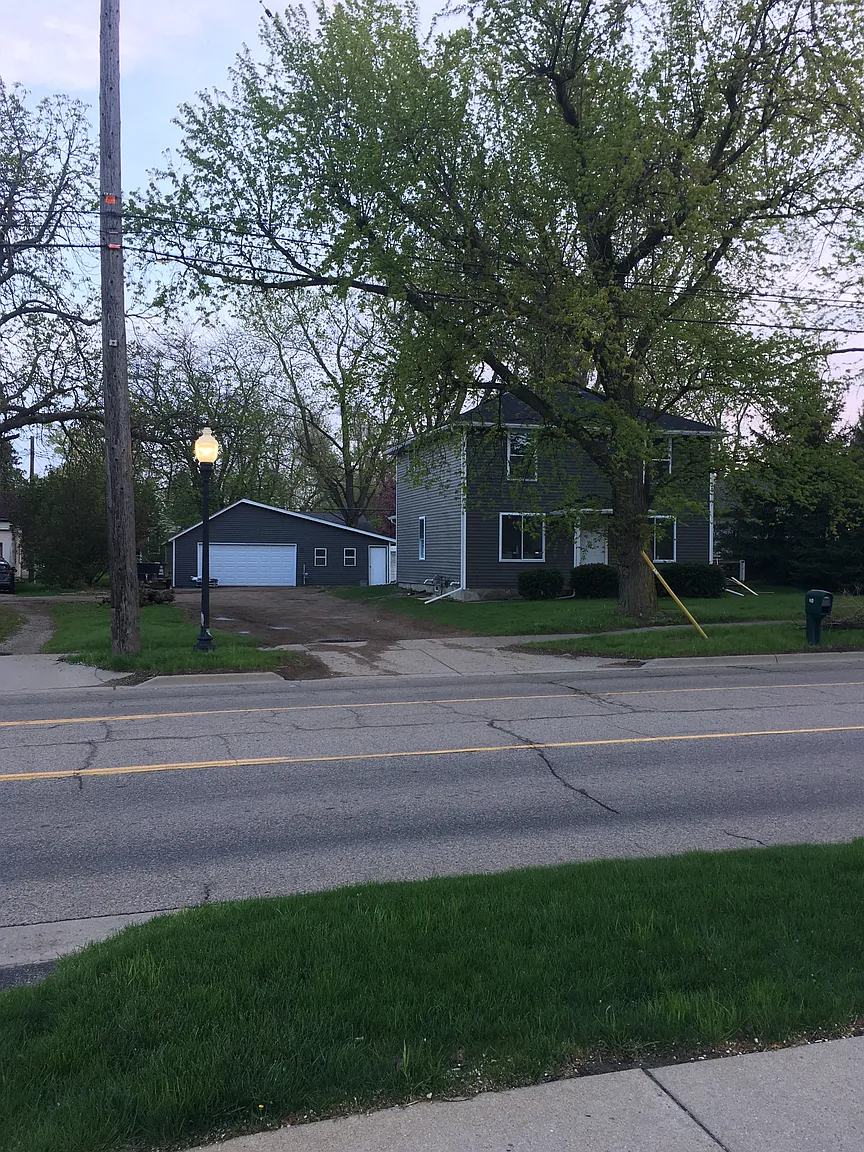 304 W Grand River Ave photo 1