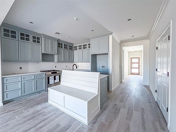5th image of 632 Montauk Way
