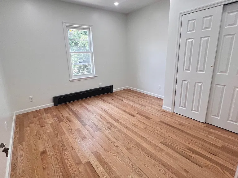 610 E 3rd St #2 — Photo 4