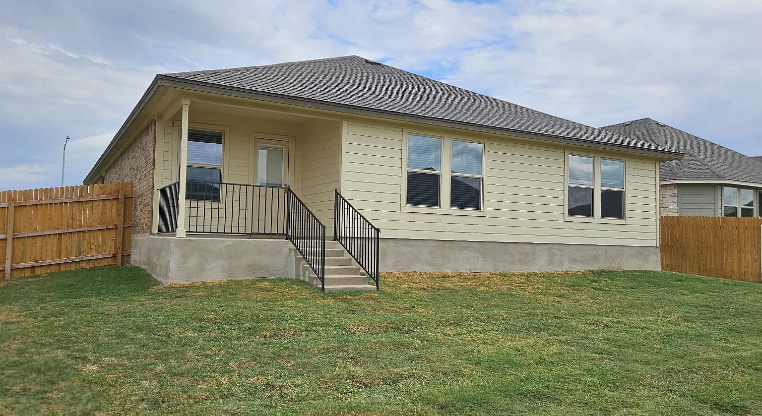 4 bed, 2.5 bath, 1951 sqft, $2,375 — Photo 2