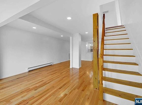 2nd image of 25 Allen St