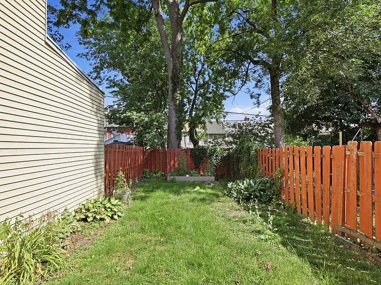 339 E Chestnut St — Photo 29