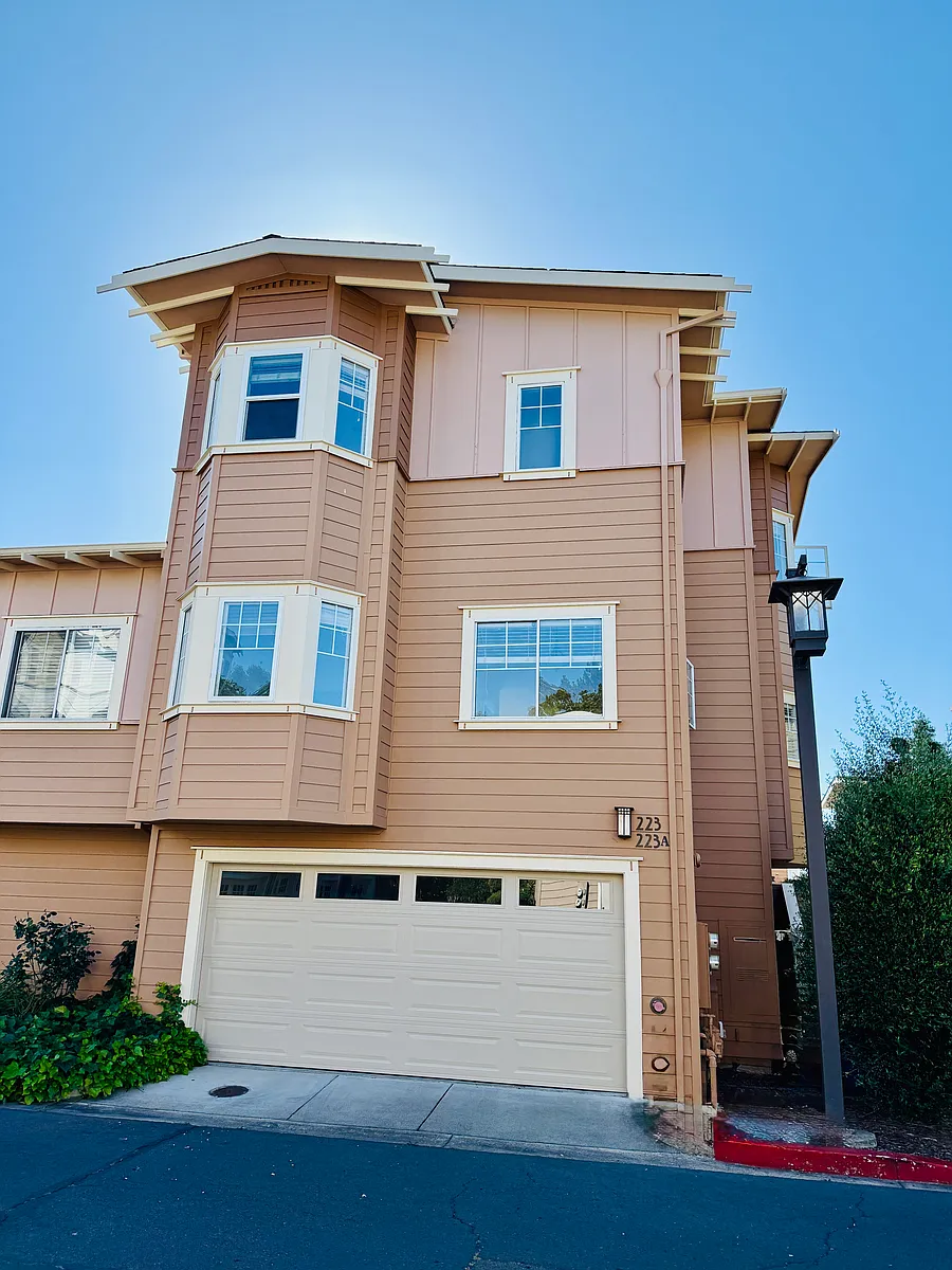 Building Photo - 223 Valley Oak Dr