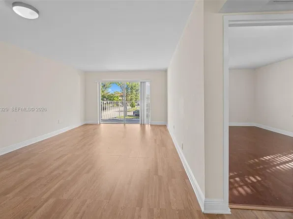 5241 Geneva Way APT 201, Doral, FL 33166