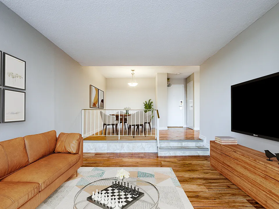 200 Bay St S