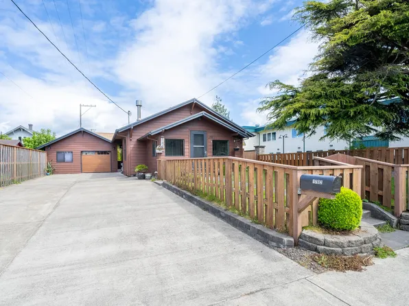 1702 3rd St, Tillamook, OR 97141