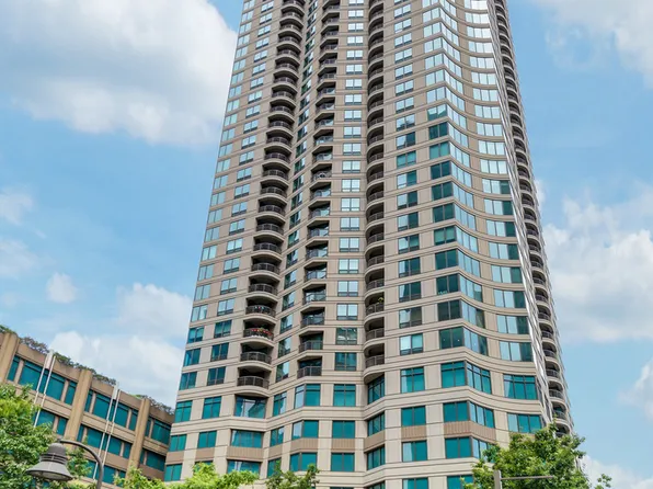 400 N La Salle Dr APT 1702, Chicago, IL 60654