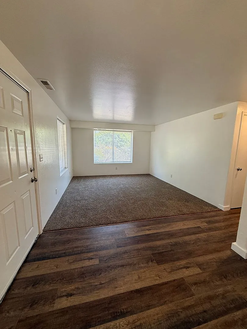 754 N Riverside Ave — Photo 1