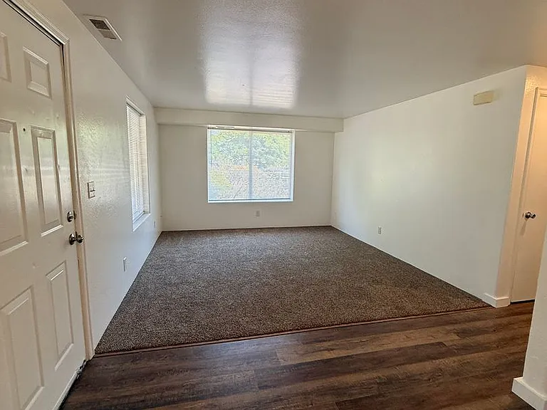 754 N Riverside Ave — Photo 1