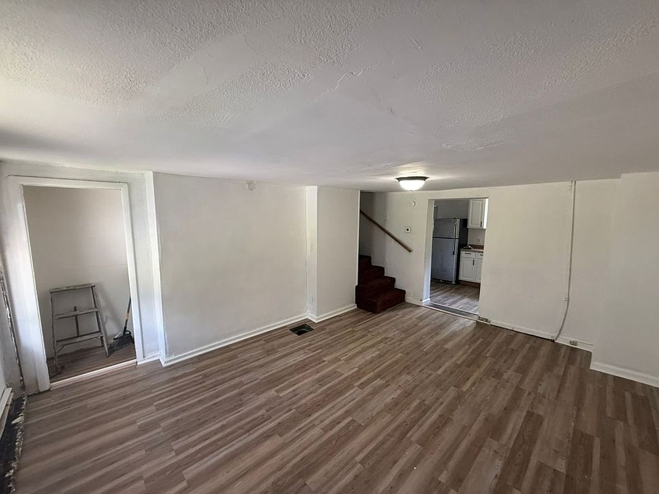1st image of 407 E 24th St