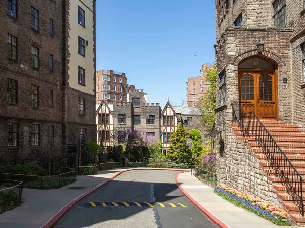 116 Pinehurst Avenue image 14 of 25