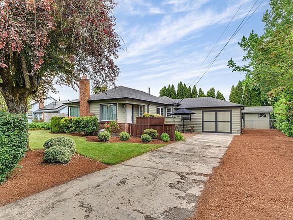 3rd image of 1013 NE Birchwood Dr