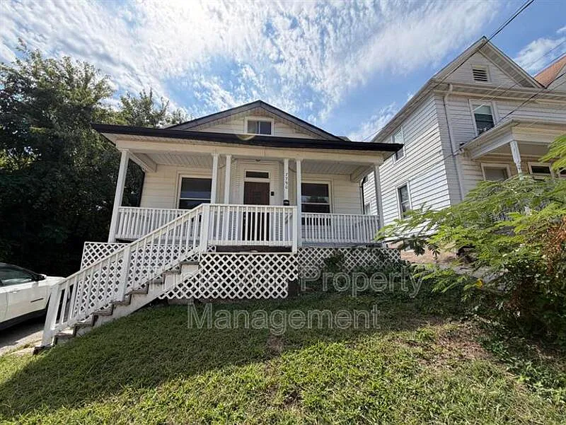 2 bed, 1.0 bath, 1036 sqft, $1,695 — Photo 2