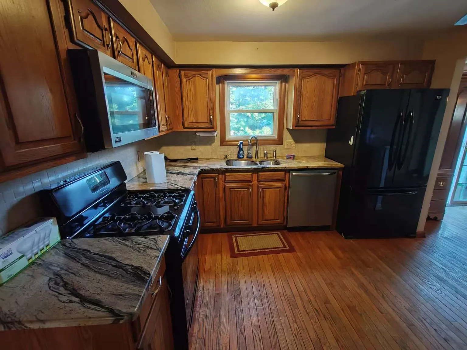 4 bed, 1.5 bath, 2397 sqft, $2,200 — Photo 4