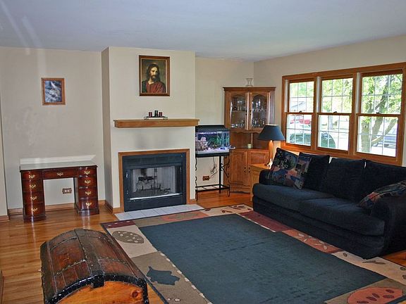 3rd image of 751 Leslie Ln