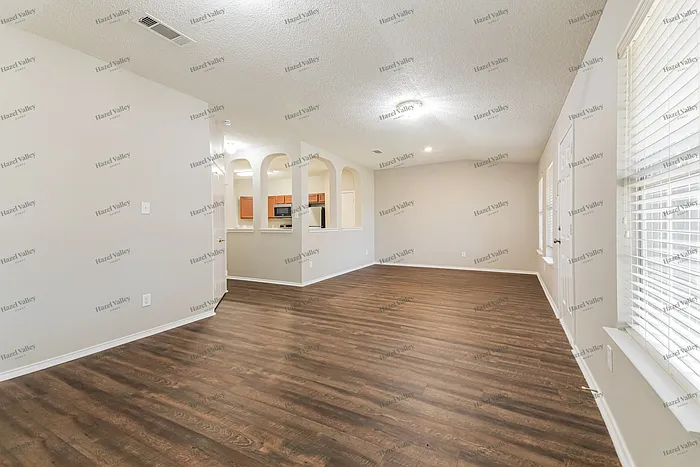 3 bed, 2.0 bath, 2000 sqft, $2,045 — Photo 3