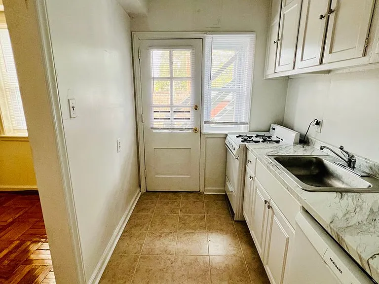 2702 Kensington Avenue — Photo 10
