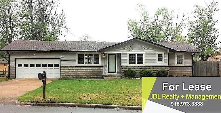 218 W Vandalia St — Photo 1