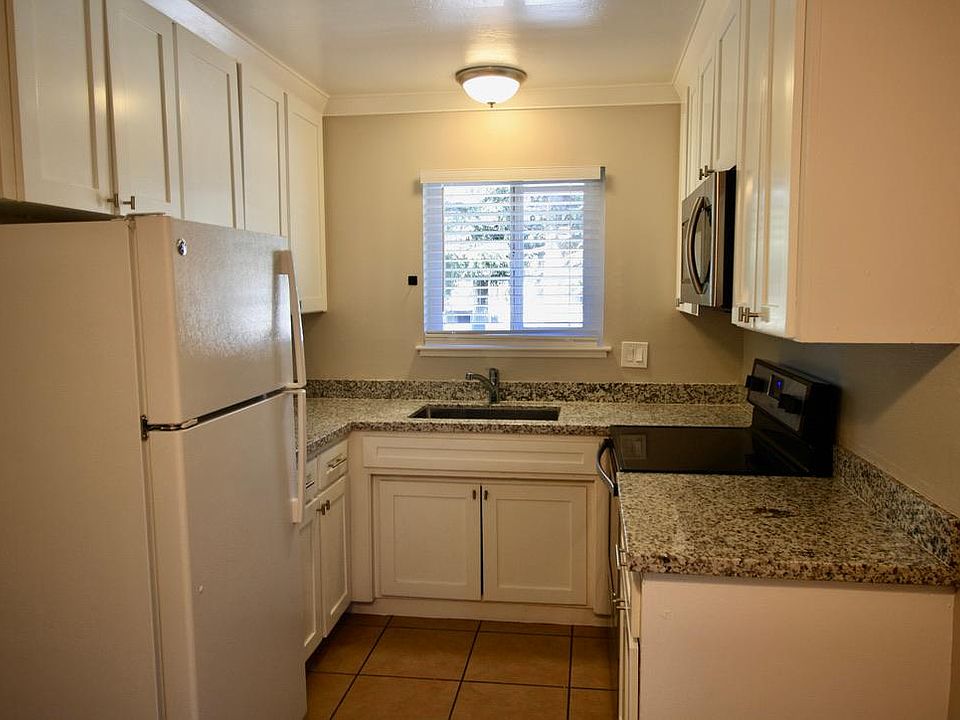 1st image of 984 Ravenscourt Ave #4