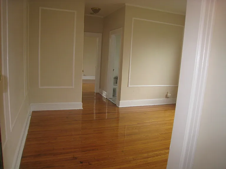 Hill Manor - Renovated Apartments Near Train Station — Photo 10