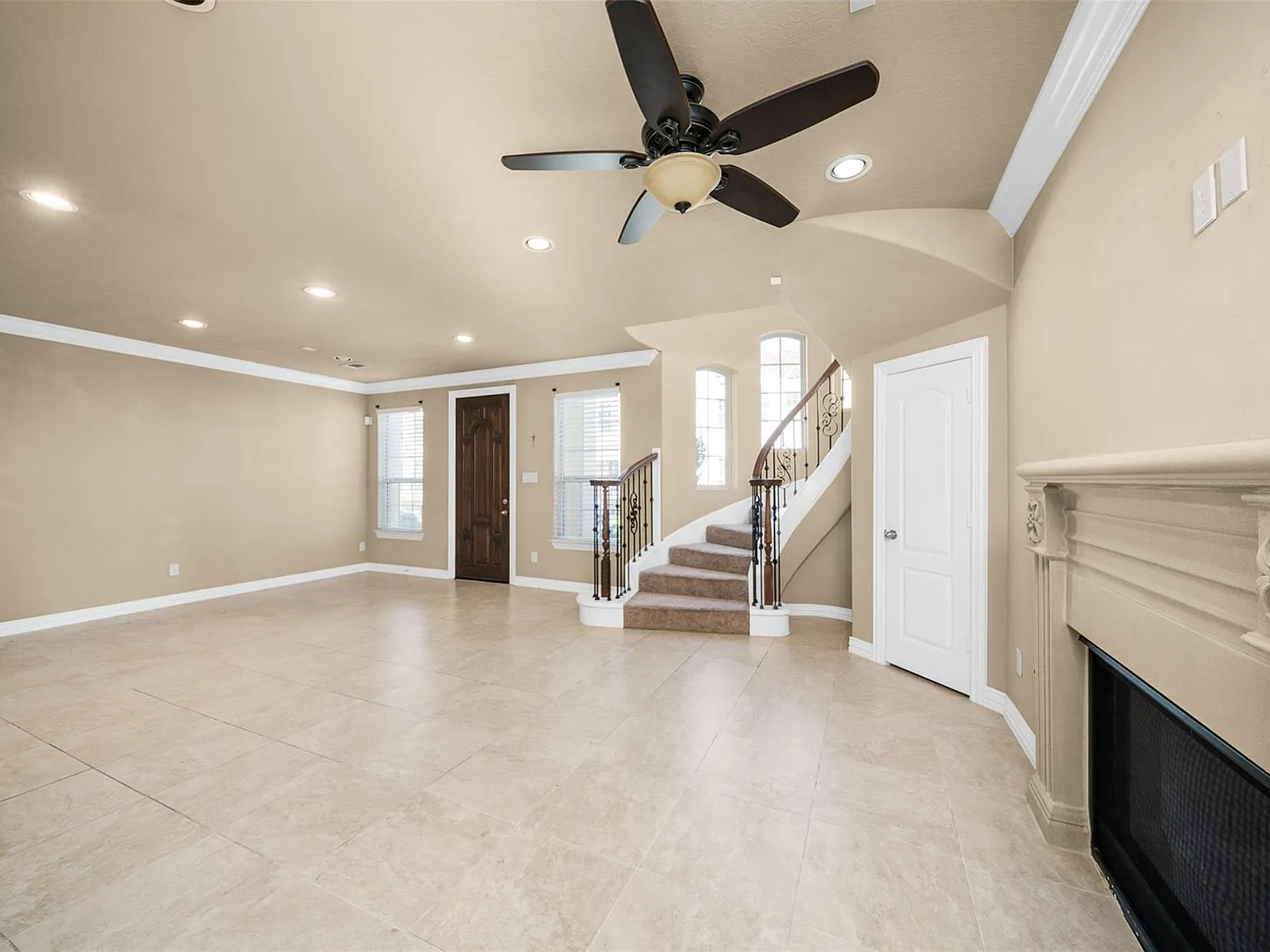 3 bed, 3.5 bath, 3113 sqft, $3,200 — Photo 3