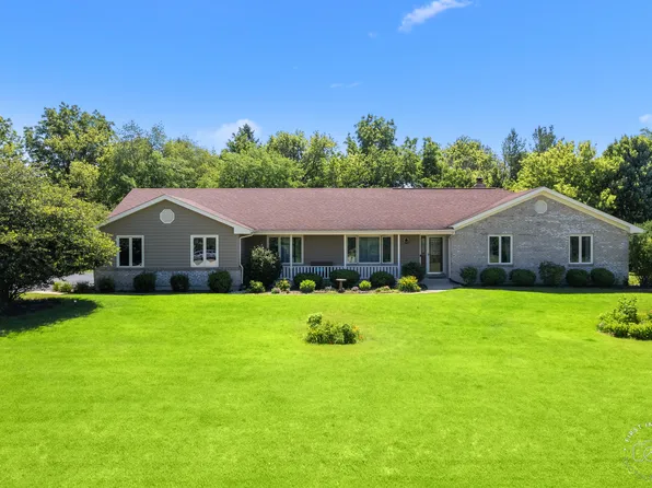 8N021 Secretariat Ct, St Charles, IL 60175