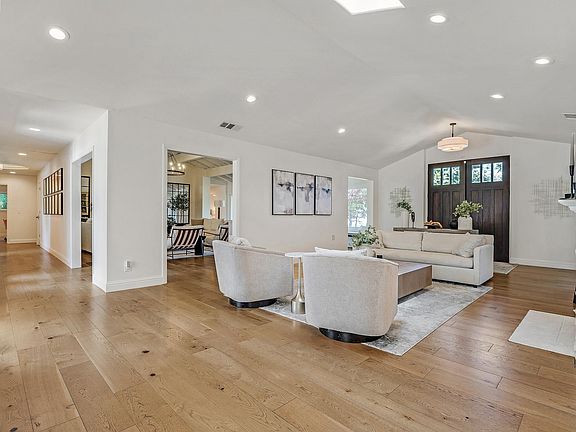4th image of 3144 Roundhill Rd