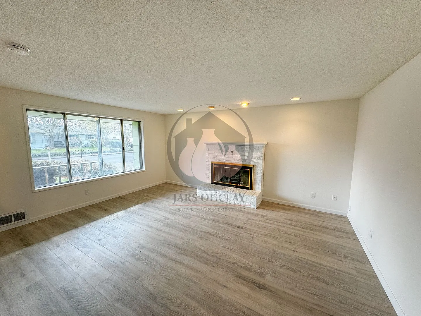 Adorable Single Level Home in Salem — Photo 3