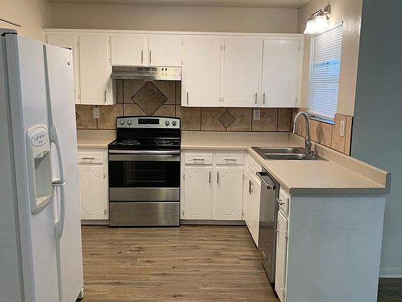 3rd image of 2211 Lamplight Dr