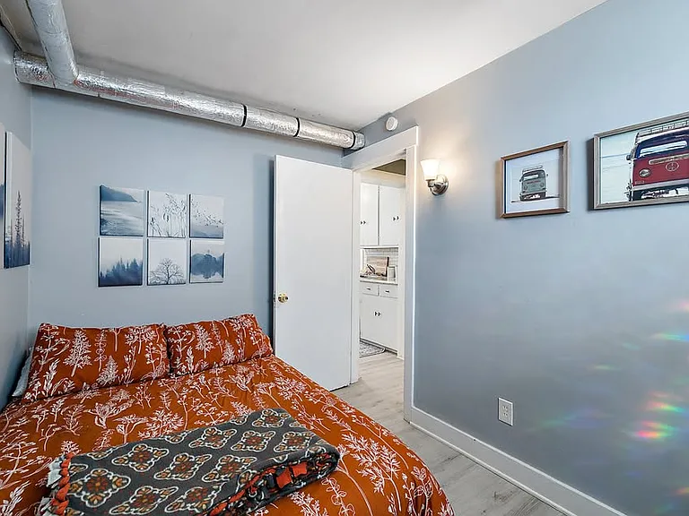 405 E 6th St #6 — Photo 11