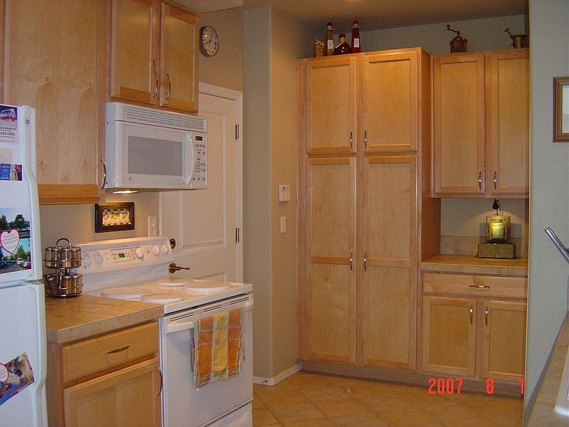Kitchen- maple cabinets