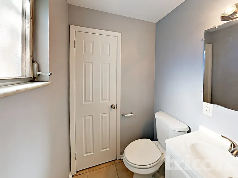 1117 N Saturn Ave — Photo 16