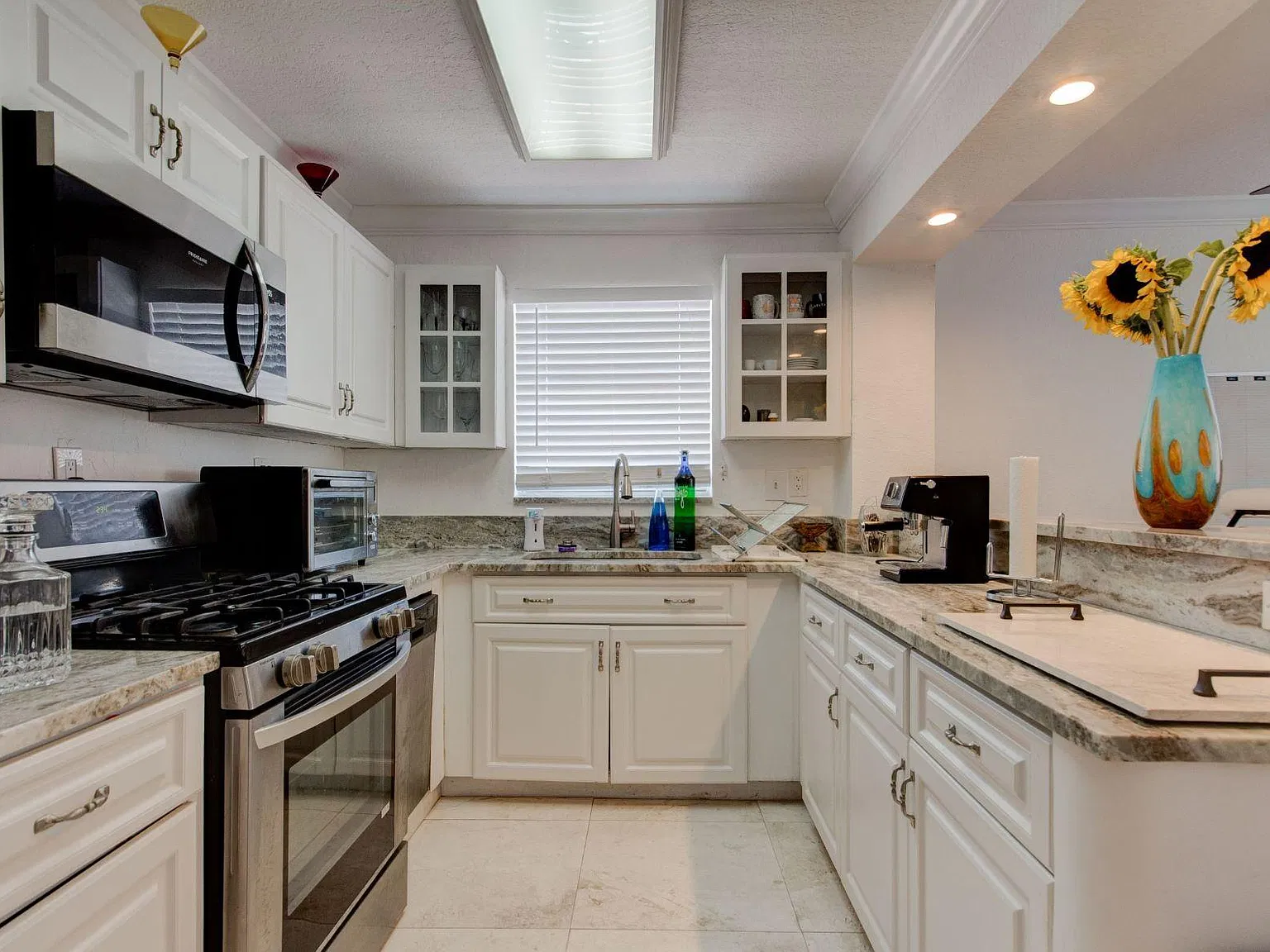 720 Collins Ave — Photo 2
