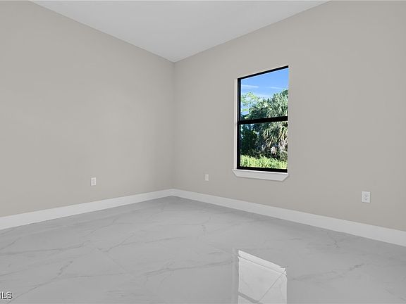 5th image of 723 Cadis St E