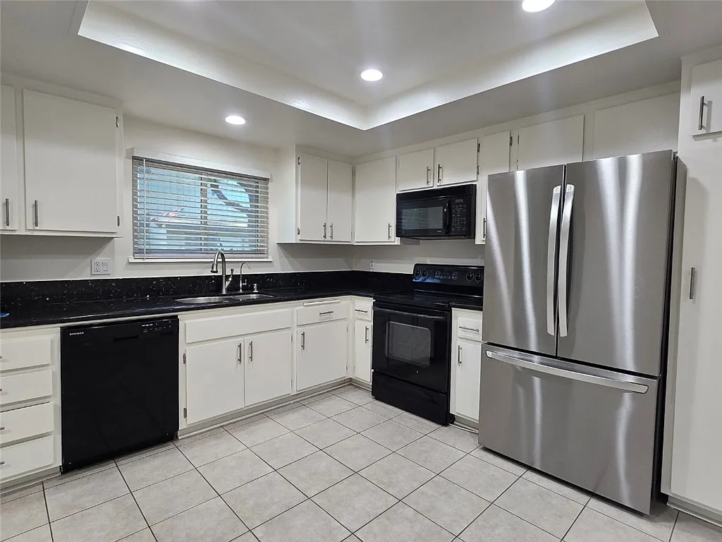 3 bed, 1.5 bath, 1318 sqft, $3,500 — Photo 3