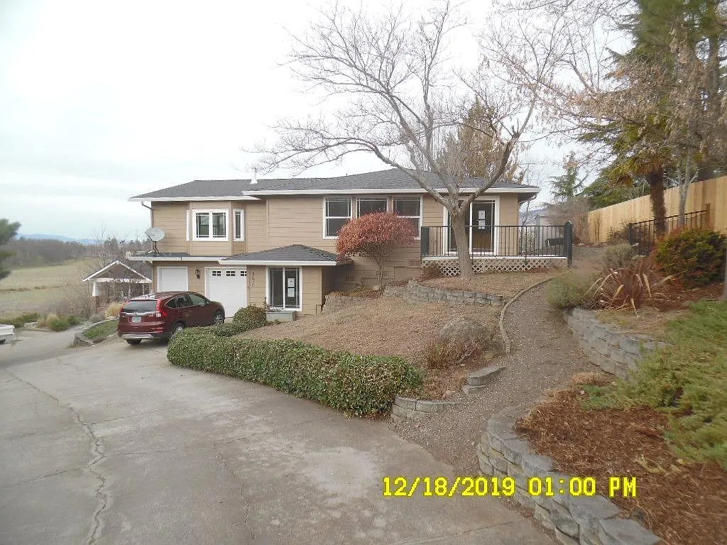 391 Oxford St photo 1