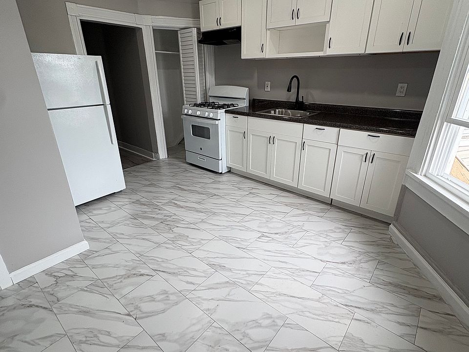 1st image of 125-127 Redwood Ave #22