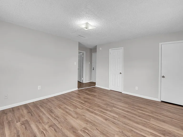 203 W Avenue G — Photo 9