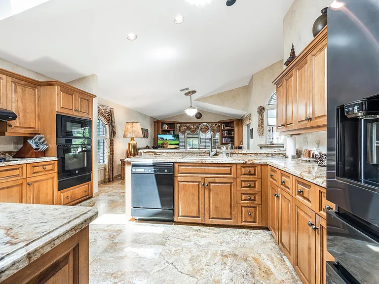 481 Crestwood Ln — Photo 34