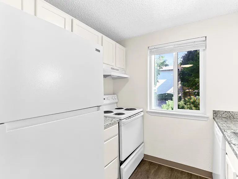 Charbern Apartments — Photo 3