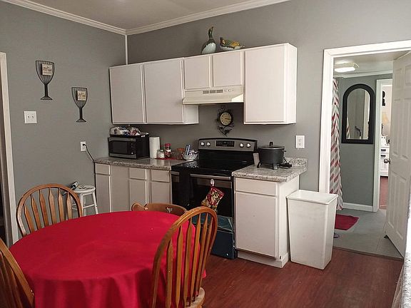 2nd image of 931 Benton St