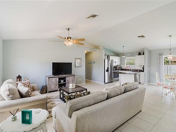 5th image of 118 NE 9th CT