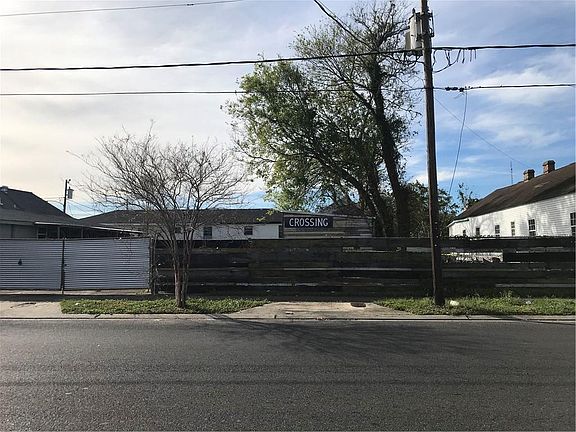5th image of 1035 Teche St