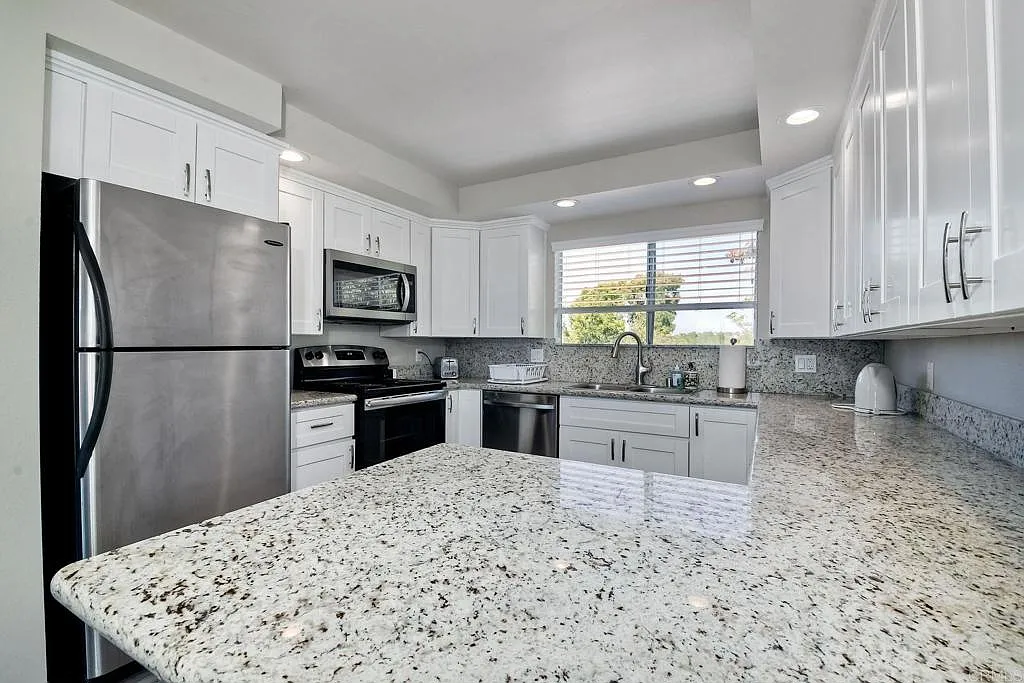 2 bed, 1.0 bath, 959 sqft, $3,950 — Photo 2
