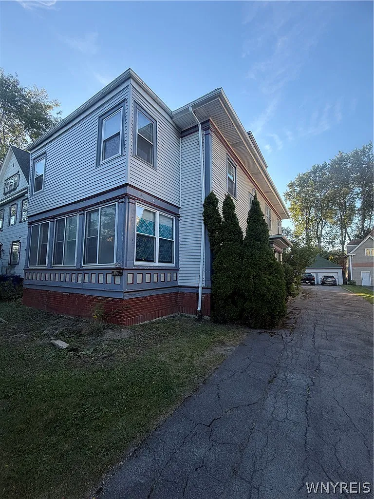 3 bed, 1.0 bath, 3509 sqft, $2,000 — Photo 2